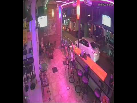 Woman has purse stolen at Pattaya Bar, says total value of bag and items around 100,000 baht.